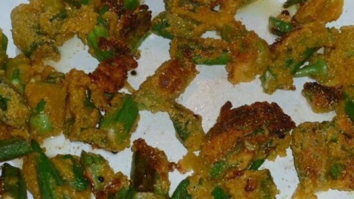 Knusprige Okra-St&uuml;cke liegen gebraten auf einem wei&szlig;en Teller und sind goldbraun in einer s&uuml;dstaatlichen Zubereitungsweise.