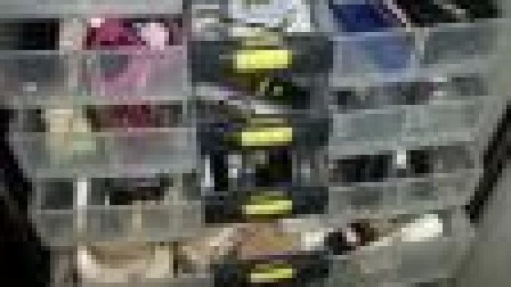 Ein organisierter Kosmetikschrank mit durchsichten Schubladen zeigt verschiedene Produkte, die ordentlich verstaut sind.