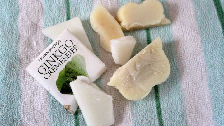 Auf einem Handtuch liegen verschiedene Seifenreste, die zur Herstellung von Seifenlauge verwendet werden k&ouml;nnen.