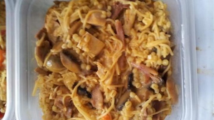 Ein herzhaftes H&uuml;hner-Graupen-Eintopfgericht liegt in einer transparenten Sch&uuml;ssel, voller Zutaten und einem appetitlichen Aussehen.