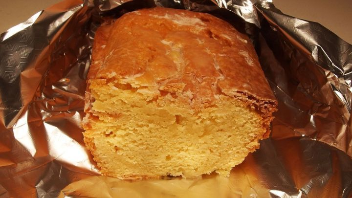 Ein frisch gebackener Kuchen liegt in Aluminiumfolie, die ihn vor dem Austrocknen sch&uuml;tzt, um ihn l&auml;nger frisch zu halten.