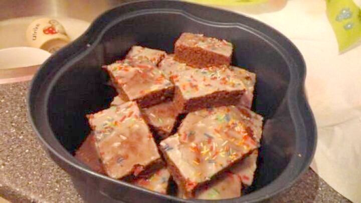 Schneller Schokokuchen nach Selterskuchen-Art: Saftige St&uuml;cke mit Zuckerguss und Streuseln, perfekt f&uuml;r spontane Kuchengel&uuml;ste.