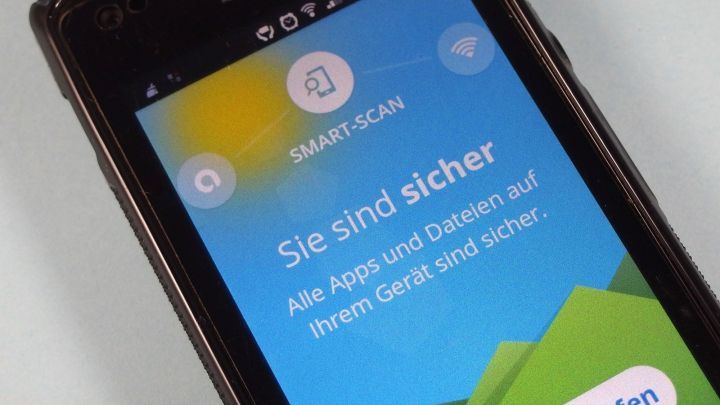 Ein Smartphone zeigt eine Sicherheitsbenachrichtigung. Der Bildschirm informiert: &bdquo;Sie sind sicher. Alle Apps und Daten auf Ihrem Ger&auml;t sind sicher.&ldquo;