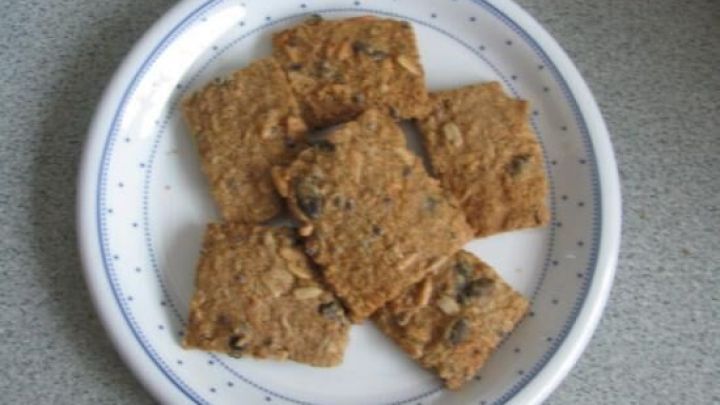 Vollkorn-Kn&auml;cke liegt auf einem Teller, die knusprigen Teile sind gleichm&auml;&szlig;ig angeordnet und leicht gebr&auml;unt.