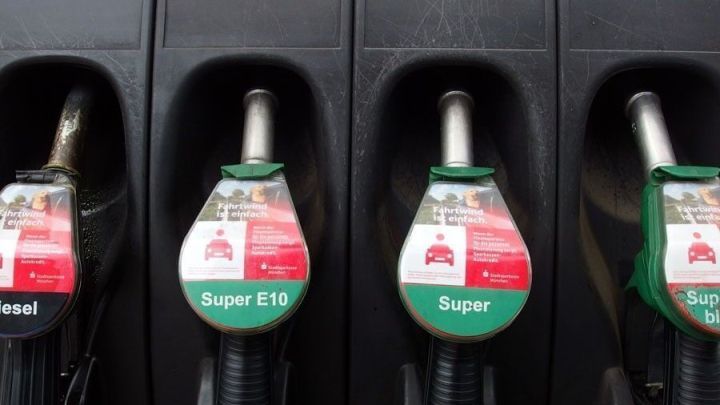 Zapfs&auml;ulen stehen in einer Tankstelle. Nutzer betanken Fahrzeuge mit verschiedenen Kraftstoffen, um beim Tanken zu sparen.