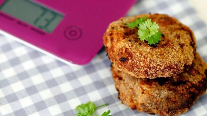 Frikadellen liegen auf einer karierten Serviette neben einer K&uuml;chenwaage, die 78g anzeigt.