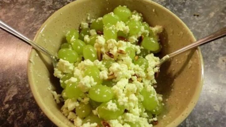 Frischer Weintrauben-Salat mit Feta und Pinienkernen: ideal als schnelles, leichtes Gericht oder besondere Beilage zum Abendessen.
