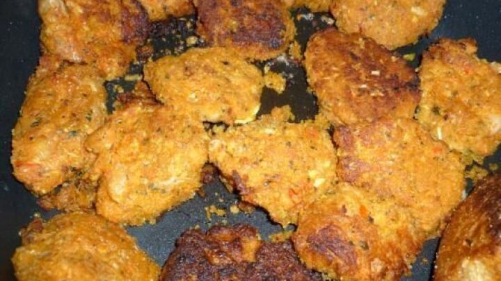 Gem&uuml;sebratlinge braten in einer Pfanne und bilden eine appetitliche, goldbraune Kruste in einer warmen K&uuml;che.