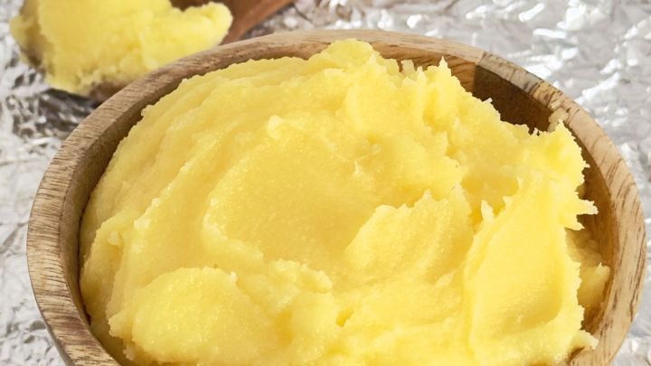 Butterschmalz selbst gemacht: Mit einem simplen Trick trennt sich die Molke leichter vom Fett und sorgt f&uuml;r ein feines Ergebnis. Perfekt zum Braten oder Backen! Ideal f&uuml;r deine kreative K&uuml;che.