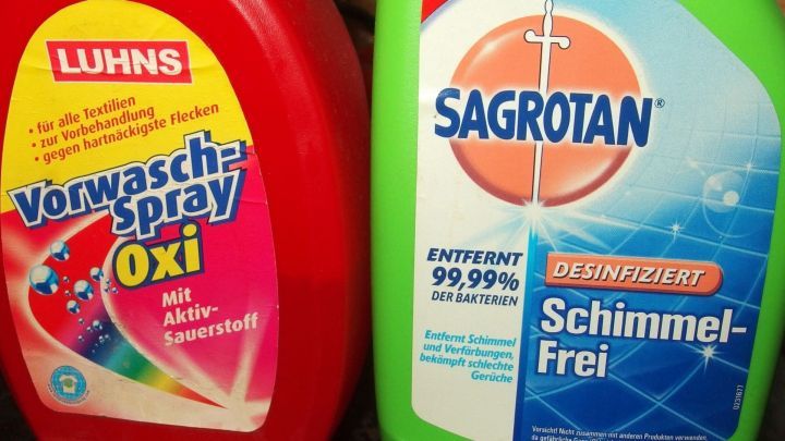 Reinigungsmittel stehen nebeneinander, bereit zur Anwendung, um die Haushaltschemikalien sparsam zu verwenden.