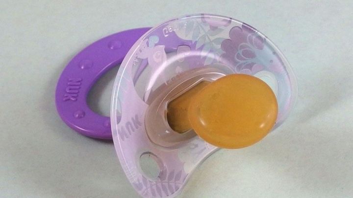 Ein Schnuller liegt auf einer hellen Oberfl&auml;che und wartet darauf, keimfrei gemacht zu werden.