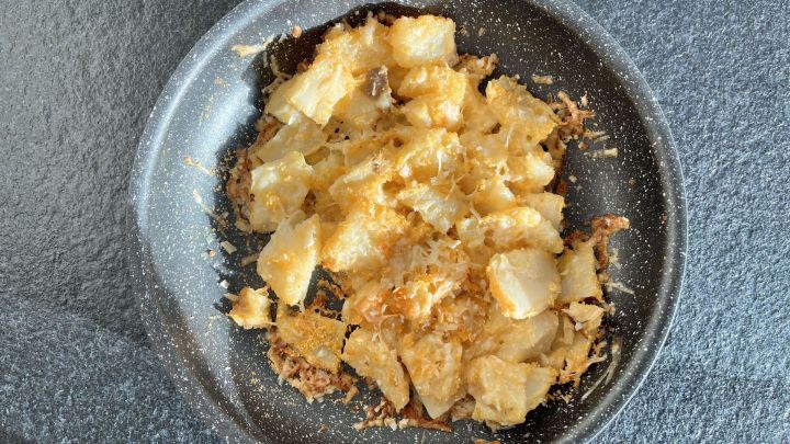 Knollenselleriegem&uuml;se aus dem Artikel, goldbraun mit K&auml;se &uuml;berbacken &ndash; Du siehst hier das fertige, knusprige Ofengericht