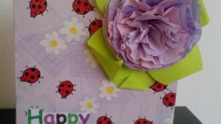 Eine 3D-Gl&uuml;ckwunschkarte mit K&auml;fern und Blumen, die zur Feier eines Geburtstags gestaltet ist.