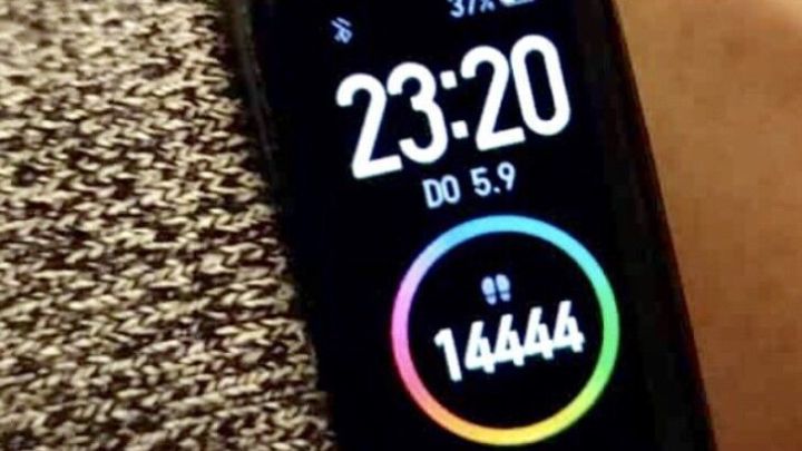 Eine Fitnessuhr zeigt die Uhrzeit 23:20 und 14.444 Schritte an, was eine Motivation zum Sport treiben f&ouml;rdern k&ouml;nnte.