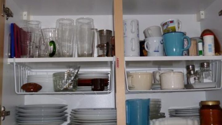 Mehr Platz im Küchenschrank durch Draht-Einhängekörbe | Frag Mutti