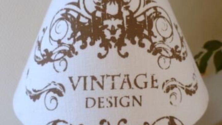 Ein Lampenschirm aus Leinen im Vintage-Design steht auf einem Tisch und verleiht dem Raum eine nostalgische Note.