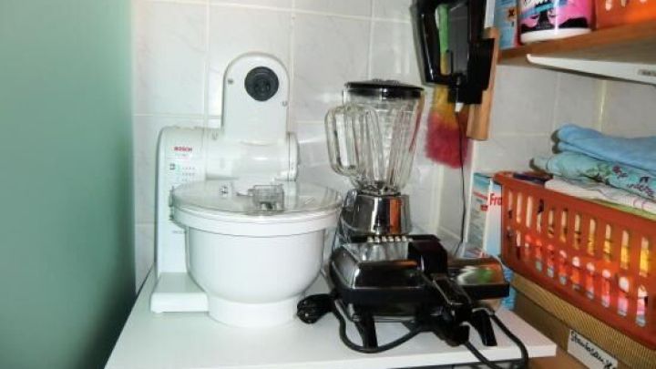 K&uuml;chenger&auml;te stehen ordentlich auf einem Tisch, w&auml;hrend sie bereit sind, in der gem&uuml;tlichen Ecke genutzt zu werden.