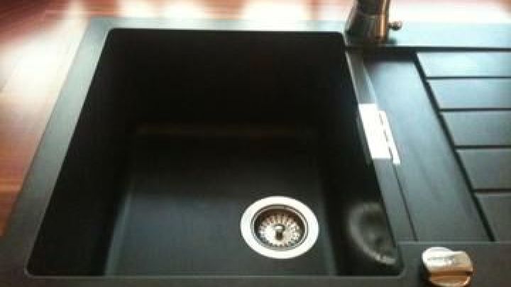 Mit einfachen Hausmitteln wie Natron und Essig bleibt Deine Quarzkomposit-Sp&uuml;le sauber und gl&auml;nzt ohne teure Reinigungsmittel.