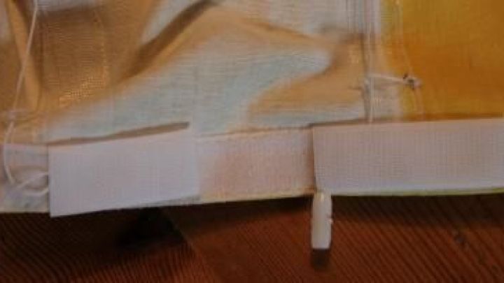 Raffrollo mit Schnurzug waschen: So entfernst du die Schnur vor dem Waschen und h&auml;ltst dein Raffrollo sauber und funktional.