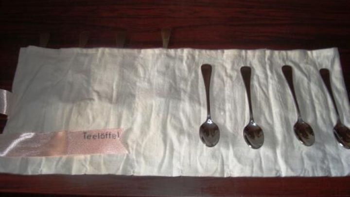 Feine L&ouml;ffel sind ordentlich in einem platzsparenden Stoffbeutel untergebracht und warten auf ihre Verwendung.