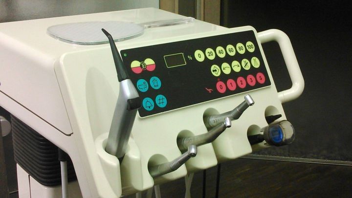 Ein Zahnarztger&auml;t mit bunten Tasten und Schl&auml;uchen steht in einer Praxis, bereit f&uuml;r eine Lachgas Behandlung bei Angstpatienten.