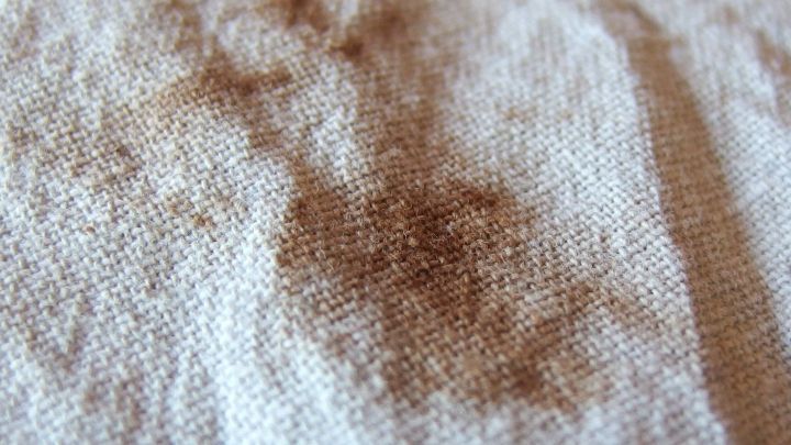 Ein Kleidungsst&uuml;ck mit hartn&auml;ckigen Flecken ist aus n&auml;chster N&auml;he zu sehen, wodurch die Flecken deutlich sichtbar sind.