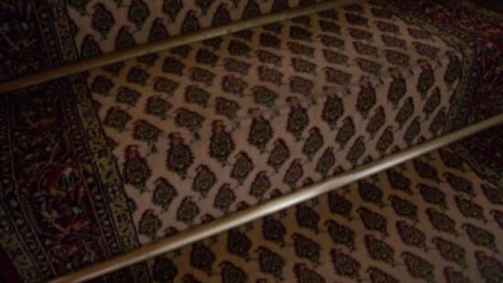 Messingschienen liegen auf einem Teppich und werden sanft gereinigt, um ihre Glanz und Sch&ouml;nheit zu erhalten.