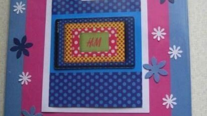 Bunt gestalteter Gutschein mit dekorativen Blumen auf einem hellen Hintergrund, bereit f&uuml;r die &Uuml;bergabe und Freude.