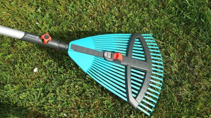 Ein Rasenroboter mit zwei Beinen bewegt sich &uuml;ber das gr&uuml;ne Gras, w&auml;hrend er den Boden j&auml;ten oder reinigen k&ouml;nnte.