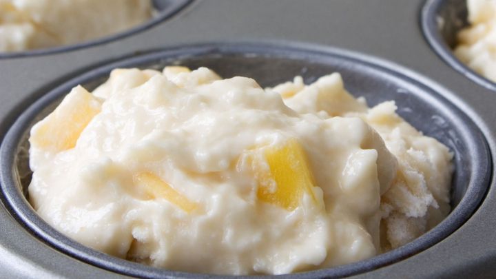 Muffinformen enthalten eine cremige Mischung mit Fr&uuml;chten, die zur Herstellung von Eis gef&uuml;llt werden.