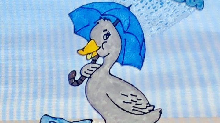 Eine graue Ente mit blauer Regenschirm steht auf einem Fensterbrett und h&auml;lt einen Regenschirm &uuml;ber sich, w&auml;hrend Regen f&auml;llt.