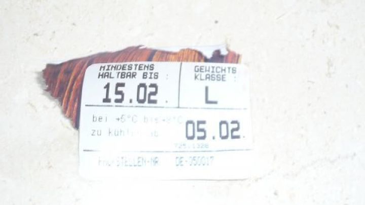 Ein Etikett liegt auf einer Oberfl&auml;che und zeigt Haltbarkeitsdaten f&uuml;r K&uuml;hlschrankeier an: 15.02 und 05.02.