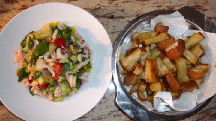 Rezept: Spinat-Avocado-Krabben-Salat mit Knoblauchcroutons