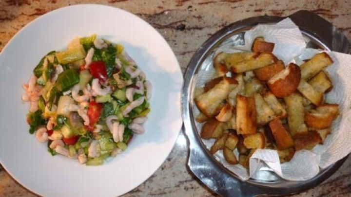 Rezept: Spinat-Avocado-Krabben-Salat mit Knoblauchcroutons