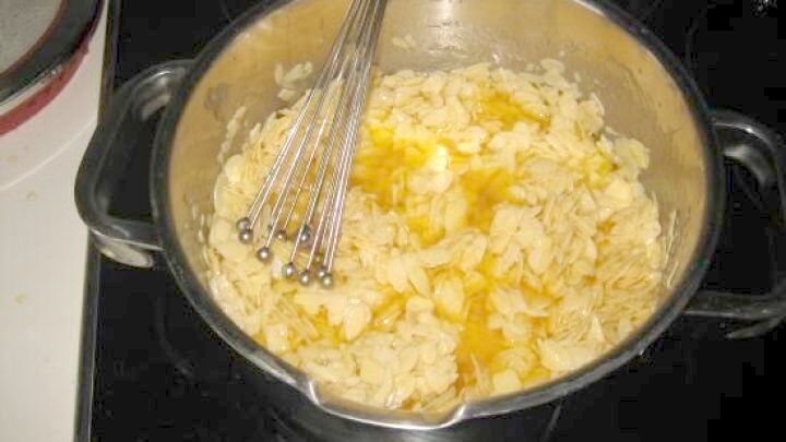 So karamellisierst Du Mandelbl&auml;ttchen f&uuml;r Bienenstich: Einfach in Butter, Zucker und Honig wie im Tipp anr&ouml;sten und umr&uuml;hren.