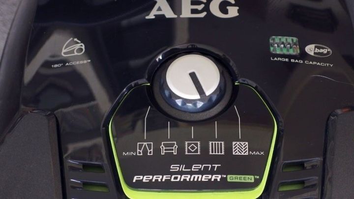 Ein Staubsauger mit Drehregler zeigt die verschiedenen Einstellungen f&uuml;r effektives Staubsaugen in einem modernen Zuhause.