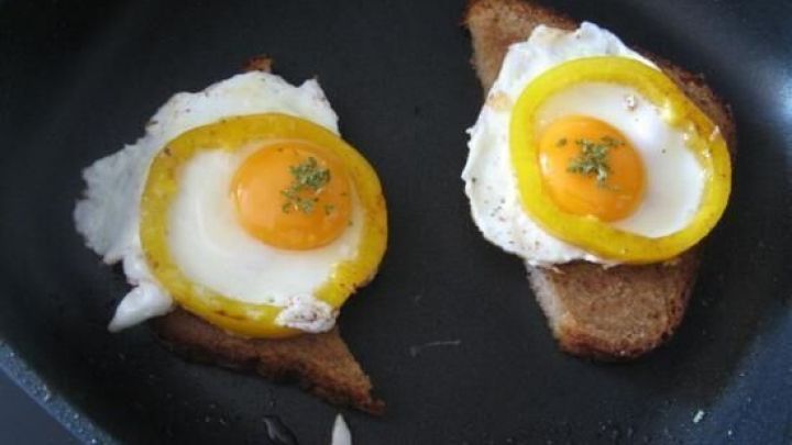 Rezept: Spiegelei im Paprikaring gebraten | Frag Mutti