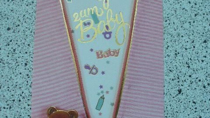 Eine Gru&szlig;karte mit aufgedrucktem B&auml;ren und Babythemen, die Text "Alles Gute zum Baby" in lebendigen Farben und Symbolen zeigt.