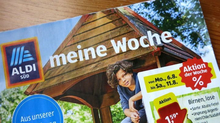 Aldi-Prospekt zeigt ein Kind, das in einem Holzspielhaus spielt, mit der Aufschrift "meine Woche", "Aktion der Woche" und Angeboten.