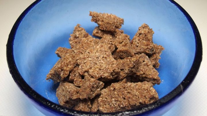 Vollkornbrot-Br&ouml;sel liegen in einer blauen Sch&uuml;ssel und wirken appetitlich und gesund. Sie sind grob zerbr&ouml;selt.