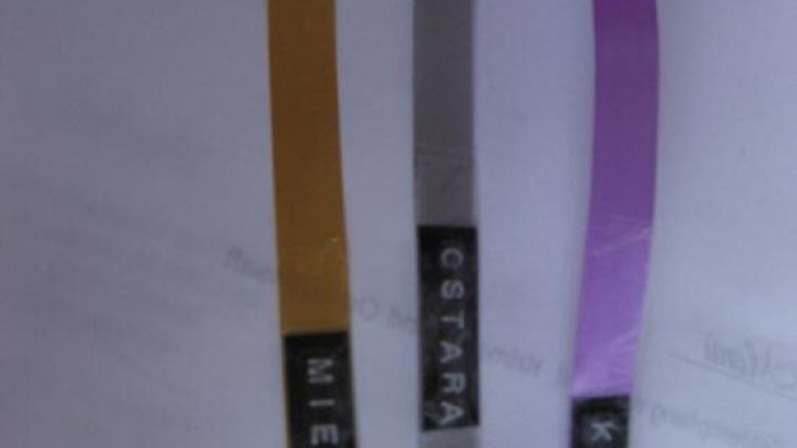 Drei farbige B&auml;nder liegen auf einem Blatt Papier, die zur Kennzeichnung von Erdbeeren verwendet werden k&ouml;nnen.