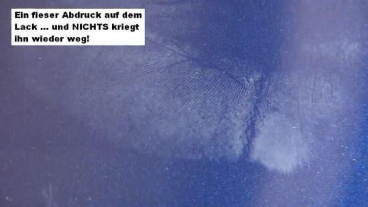 Ein klarer Abdruck auf einem Autolack ist sichtbar, der zeigt, dass Sonnencreme schwer zu entfernen ist.