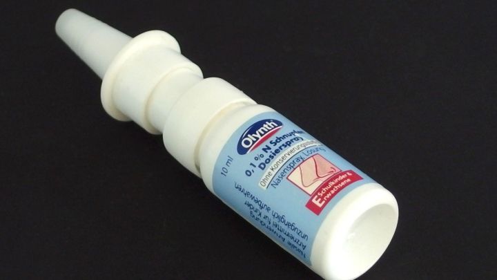 Ein Nasenspray liegt auf einem schwarzen Untergrund, bereit zur Anwendung gegen Nasenproblemen.