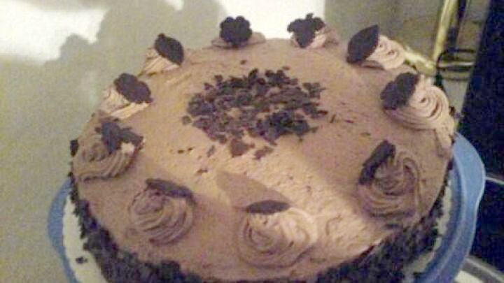 Schokosahnetorte selbst gemacht: Luftige Sahne, schokoladige Deko und ein lockerer Boden &ndash; so wird jeder Tag zum Festtag.