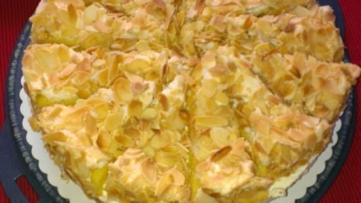 Saftige Schwimmbadtorte mit Mandeln: Luftige Baiserschicht, cremige F&uuml;llung und fruchtige Stachelbeeren sorgen f&uuml;r Genussmomente.