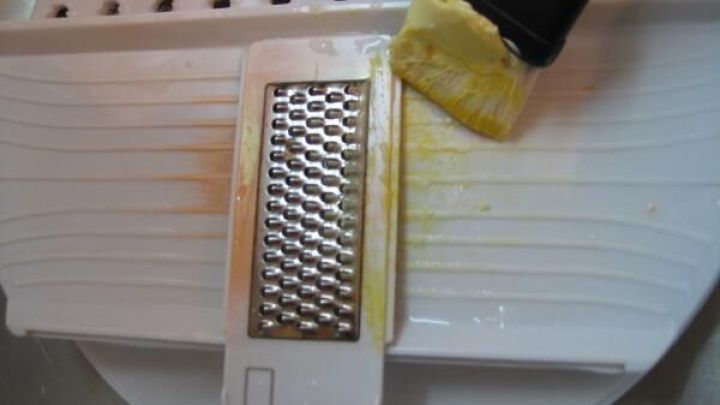 Mit Margarine kannst du Karottenflecken einfach von deiner Plastikreibe entfernen, wie das Bild zum Tipp zeigt.