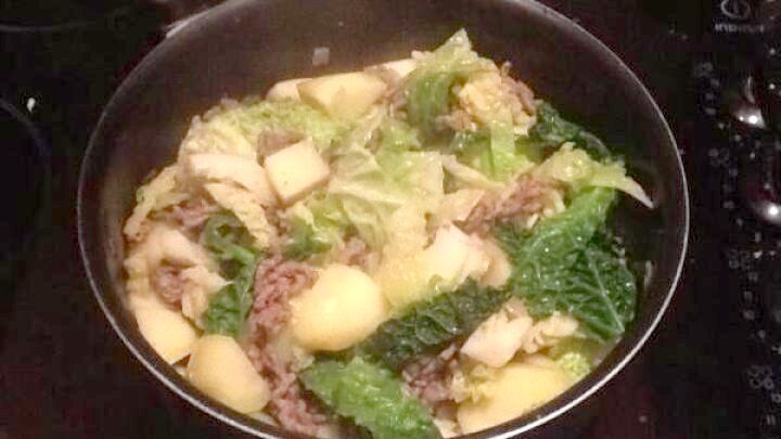 Schichtkraut ist ein deftiges Gericht mit Hackfleisch, Kartoffeln und Wirsing &ndash; schnell im Topf geschichtet und ideal f&uuml;r den Alltag.