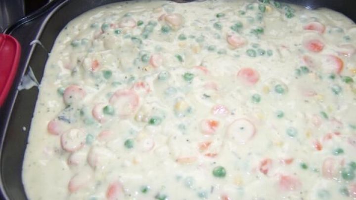 Saftiger Auflauf mit H&auml;hnchenbrust und Buttergem&uuml;se &ndash; schnell vorbereitet und perfekt f&uuml;r ein leckeres Mittagessen aus dem Ofen.