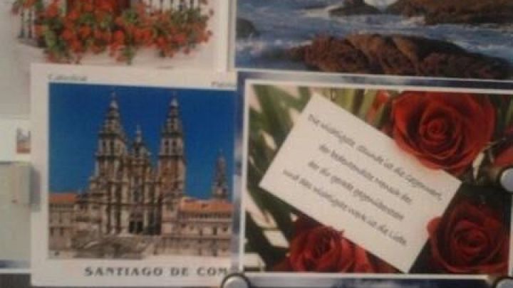 Ein informationsreicher Sicherungskasten ist dekoriert mit Bildern, darunter Landschaften und romantischen Motiven, sowie einem Zettel.