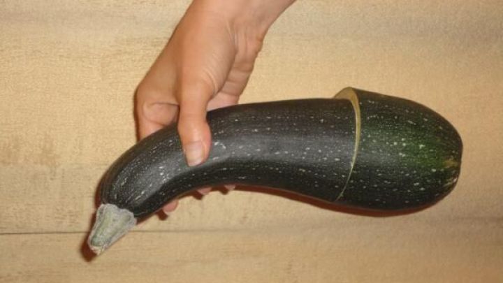 Mit dem Aufsetzen des abgeschnittenen Endes bleibt eine angeschnittene Zucchini im K&uuml;hlschrank l&auml;nger frisch und trocknet nicht aus.